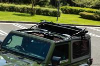 ソフトトップはフロント部分のみをオープンにすることも可能。気軽にオープンエアを楽しめる。