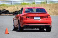 ABSが作動し急停止すると自動でハザードランプが点滅し、後続車に危険を知らせる。