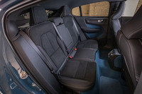 前席と同じく、後席にもヒーター機能が標準で装備されている。背もたれは60：40の分割可倒式で、長尺物を収容可能なスキートンネルも備わっている。