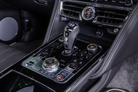 左右対称にデザインされたシフトセレクターパネル。トランスミッションは、先代のトルコン式8段ATからデュアルクラッチ式の8段DCTに変更されている。