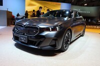 こちらは新型「BMW 5シリーズ」のEVバージョンである「i5」。BMWの出展車両は、電動車主体のラインナップとなった。