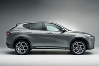 2022年登場のコンパクトSUV「トナーレ」。なだらかな曲線を描く各部のラインが特徴で、ショルダーもリアフェンダー上部をピークに、ゆるやかにリアへと下降していく意匠をしていた。