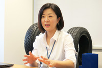 日本ミシュランタイヤ モータースポーツ クラシックタイヤ担当の鈴木義子さん。モータースポーツ部門のスタッフがクラシックカー用タイヤを担当するのには、もちろん理由があるのだが……。