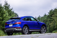 「Q5スポーツバック」の導入記念モデル「ファーストエディション」には、「ウルトラブルーメタリック」（130台）と「グレイシアホワイトメタリック」（100台）の2種類の外装色が設定されており、今回の試乗車は前者となる。