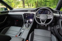 ブラックを基調としたダッシュボードには光沢を抑えたアルミプレートが貼られる。アルミペダルは「Rライン」専用だ。