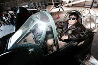 ニューギニアのラバウル付近で見つかった残骸から復元された、ゼロ戦22型とセラ様。