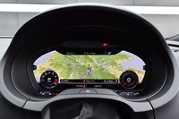 液晶表示のメーターパネルには、カーナビのマップを広く表示することもできる。