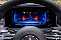 ダッシュボードから浮かんでいるように配置された12.3インチのコックピットディスプレイ。写真は「S＋」モード選択時の画面で、中央にGメーターが配置されているのが特徴だ。