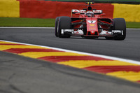 ベルギーGPレースウイークになって、フェラーリとライコネン（写真）の2018年までの契約延長が発表された。今季何としてもメルセデスからタイトルを奪いたいフェラーリは、安定感ある（またエースのベッテルも気に入っている）2人のパートナーシップを継続したいということだろう。スパで現役最多4勝をマークしているライコネンはフリー走行2回でトップを奪うも、予選ではバイブレーションに悩まされ4位。レースではスタートから4位を守っていたが、イエローフラッグ無視で10秒のストップ・ゴーペナルティーを受け8位に後退。そこから再び4位まで挽回することができた。（Photo=Ferrari）