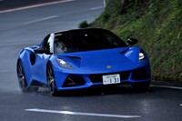 新世代のシャシーはアルミ製のバスタブ型モノコックという点は前の世代と同じ。これに載るボディーはオールグラスファイバー製だ。