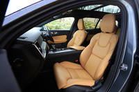 「T5 AWDプロ」に標準装備されるパーフォレーテッド・ファインナッパレザーのシート。ベースグレードの「T5 AWD」では、合成皮革と織物のコンビシートが標準で、オプションで本革シートも用意される。