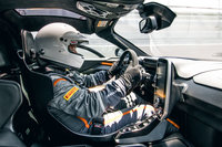 アイルトン・セナがF1で初勝利を挙げたエストリルサーキットにて、「マクラーレン・セナ」をドライブする筆者。