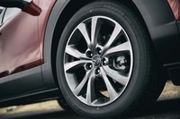 高輝度ダーク塗装が施された18インチホイール。テスト車には「トーヨータイヤ・プロクセスR56」タイヤが装着されていた。