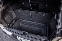 後席使用時の荷室容量は410リッター。荷室には60：40分割可倒式の後席バックレストやスキートンネル、2つ折りにできるマルチファンクションフォールディング／リムーバブルラゲッジフロアなどが備わる。