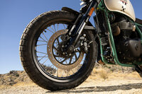 タイヤサイズは前が100/90-19、後ろが140/80R17。インドのタイヤメーカー、MRFのデュアルパーパスタイヤが純正装着される。