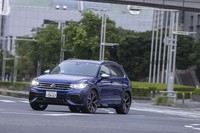“フォルクスワーゲン初の高性能SUV”という触れ込みで導入された「ティグアンR」。試乗時の車両本体価格は684万9000円だったが、2021年10月1日付で695万1000円に改定されている。