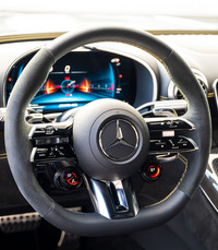 ステアリングホイールは「AMGダイナミックセレクト」のダイヤル付き。左右に巻かれたアルカンターラがレーシーな雰囲気を高めている。