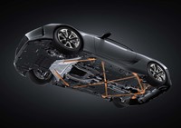 フロアの下にはボディー剛性を高めるブレースが装着される。