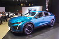 「プジョー408」は、プジョー初となるファストバックとクロスオーバーを融合した新型車。セダン・ステーションワゴン・SUVの特性を併せ持つと紹介される。