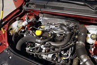 ベースとなっている1リッター3気筒ターボエンジンは、「ルノー・クリオ」と同一。LPG仕様はラインナップ中最強の最高出力100PSである。