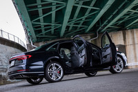 「S8」のボディーサイズは全長×全幅×全高＝5185×1945×1475mm、ホイールベース＝3000mm。車重は2290kgと発表されている。