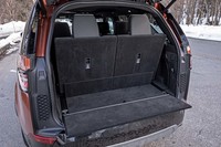 3列目シートを使用する際の荷室スペース。リアゲートを閉めると、手前のインナーテールゲートが立ち上がる。