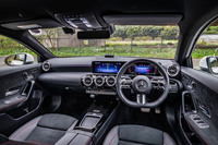 インストゥルメントパネルの基本デザインは、ハッチバックの「Aクラス」と共通。「AMGラインパッケージ」の装着車には、デザインがリファインされた3本ツインスポークデザインのステアリングホイールが備わる。