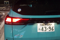 写真の主なボディーパネルがターコイズ（トルコ石）、ピラーとルーフ部分がダークメタルグレーのコンビカラーとなる特別塗装色は7万1500円のオプション。