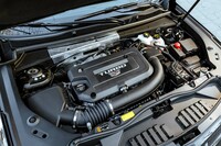 最高出力230PS、最大トルク350N・mを発生する2リッター直4ガソリンターボエンジン。気筒休止機構付きで、低負荷走行時には2気筒を止めて燃料消費を抑制する。