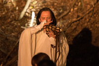 ホストを務めたコラムニストの中村孝則さんは、山伏の姿で法螺（ほら）貝を吹くというパフォーマンスを披露。