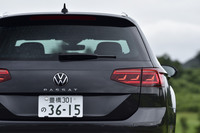 最新のフォルクスワーゲン車と同じように、「PASSAT」のエンブレムをリアの中央部分に移動。「VW」のエンブレムも最新デザインにアップデートされている。