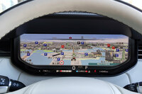 メーターパネルは高精細なフル液晶。機能は多彩で、写真のようにナビゲーション画面をディスプレイ全体に映すこともできる。