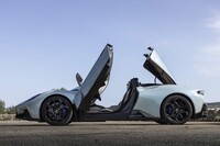 斜め上方に向かって開く「MC20チェロ」のドアは、先に世に出たクーペ「MC20」から継承されたものだ。