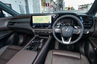 ドアパネルをえぐってインパネを横に伸ばすことで開放感を演出。今回の試乗車のインテリアカラーは「ダークセピア」。