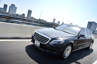 車重は2390kgで、最小回転半径は6.0m。JC08モード燃費は7.4km/リッターと発表されている。