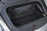 フロントフード下の荷室は容量150リッター。このほかリアにも容量130リッターの荷室が用意されている。