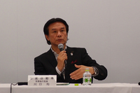 有名EV「リーフ」を商品とする日産の川口氏。「EVに対する力の入れ方は、メーカー間で偏りがある。それでも充電器普及の費用は4社等分負担とするのか？」という記者の質問に、思わず苦笑い。そうした具体的な数値は、今後検討されるという。