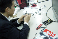 タケシタ副編集長は、ラジコンのパーツいじり中。