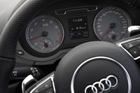 メーターのグラフィックも「RS Q3」オリジナル。速度計には300km/h超までの目盛りが刻まれる。