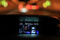 クルーズコントロールの作動状況は、メーター内の表示に加えてインストゥルメントパネル上部のマルチファンクションディスプレイでも確認が可能。減速時にブレーキが作動すると、自車を示すアイコンにもブレーキランプが点灯する。