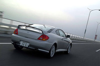 リアスポイラーも標準装備。LEDのハイマウントストップランプ付きだ。アルミホイールに、215/45ZR17というスポーティなタイヤを履く｡
	 