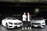 「Sクラス カブリオレ」と「SL」の間で握手を交わす、メルセデス・ベンツ日本の上野金太郎社長（写真向かって左）と、独ダイムラーでエクステリアデザイン シニアマネージャーを務めるアヒム ・ディートリッヒ・バドシュトゥブナー氏（同右）。
