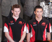 SUPER AGURI F1チームのドライバー、佐藤琢磨（右）とアンソニー・デビッドソン（左）。