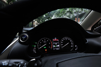 写真左のタコメーターは、モードによりハイブリッドシステムのインジケーターに変更することも可能。
    