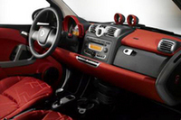 インパネが波打ち、センターコンソールがドライバー側を向いていたインテリアは、ややオーソドクスな直線的デザインに変わった。