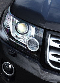 新デザインのヘッドランプ。グリルやフォグランプのリムが光沢仕上げとなった点も新しい。