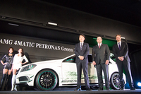 「A45 AMG 4MATIC ペトロナス グリーンエディション」のお披露目は「東京オートサロン2014 with NAPAC」（開催期間：2014年1月10日～12日）で行われた。写真右からメルセデス・ベンツ日本 マーク・ボデルケ副社長、メルセデスAMG社 AMGパフォーマンススタジオ＆ダイレクトセールス統括 オリバー・クルツ氏、メルセデス・ベンツ日本 上野金太郎社長。