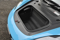 フロントには、150リッターの荷室が備わる。リアにも275リッターの空間が確保されており、宿泊をともなう長距離ドライブ旅行にも十分対応できる。