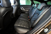 ユニークな“ウオッチストラップ”デザインは後席にも採用される。乗車定員は5人。