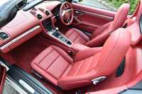 インテリアカラーは、3種類のツートンカラーを含む全9種類が用意される。テスト車（写真）は、モノトーンのボルドーレッド。